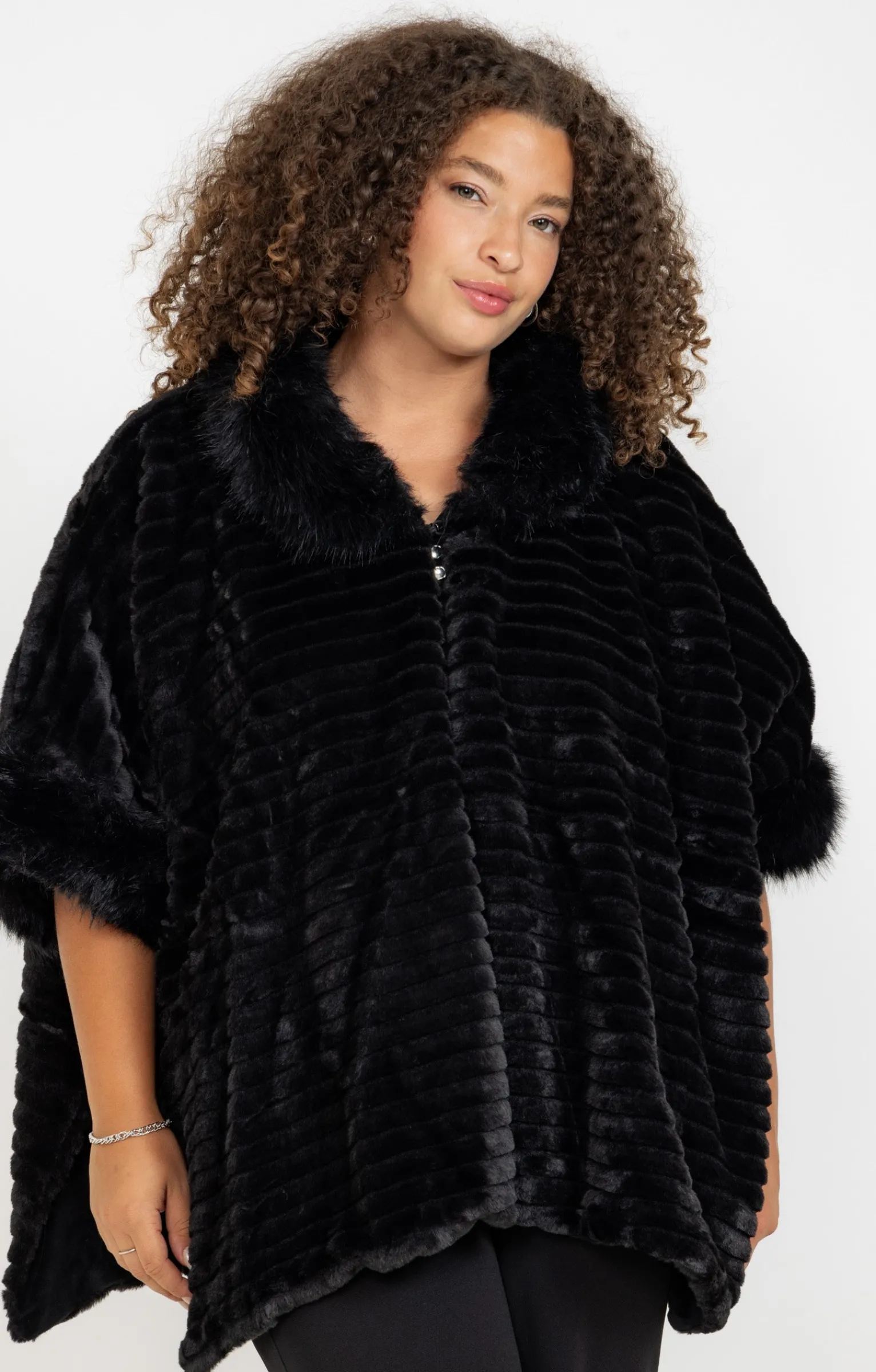 Toscane Boutique Accessoires|Poncho doux fausse fourrure NOIR