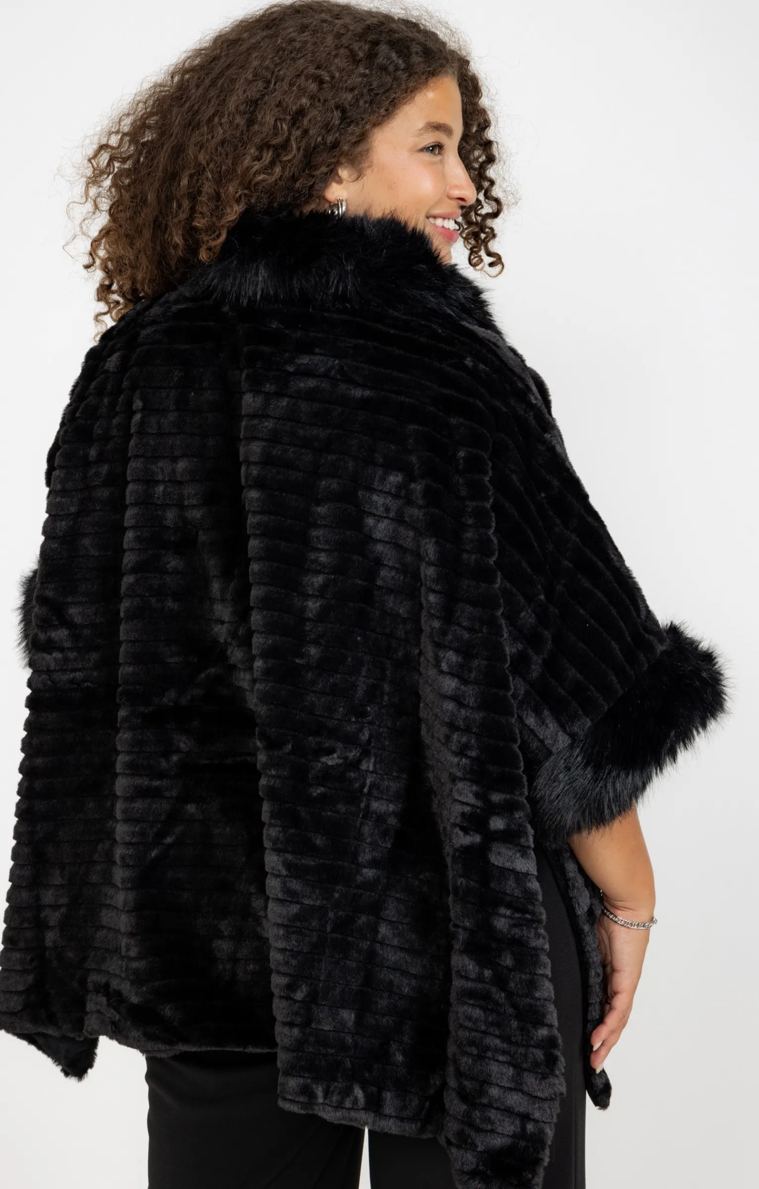 Toscane Boutique Accessoires|Poncho doux fausse fourrure NOIR