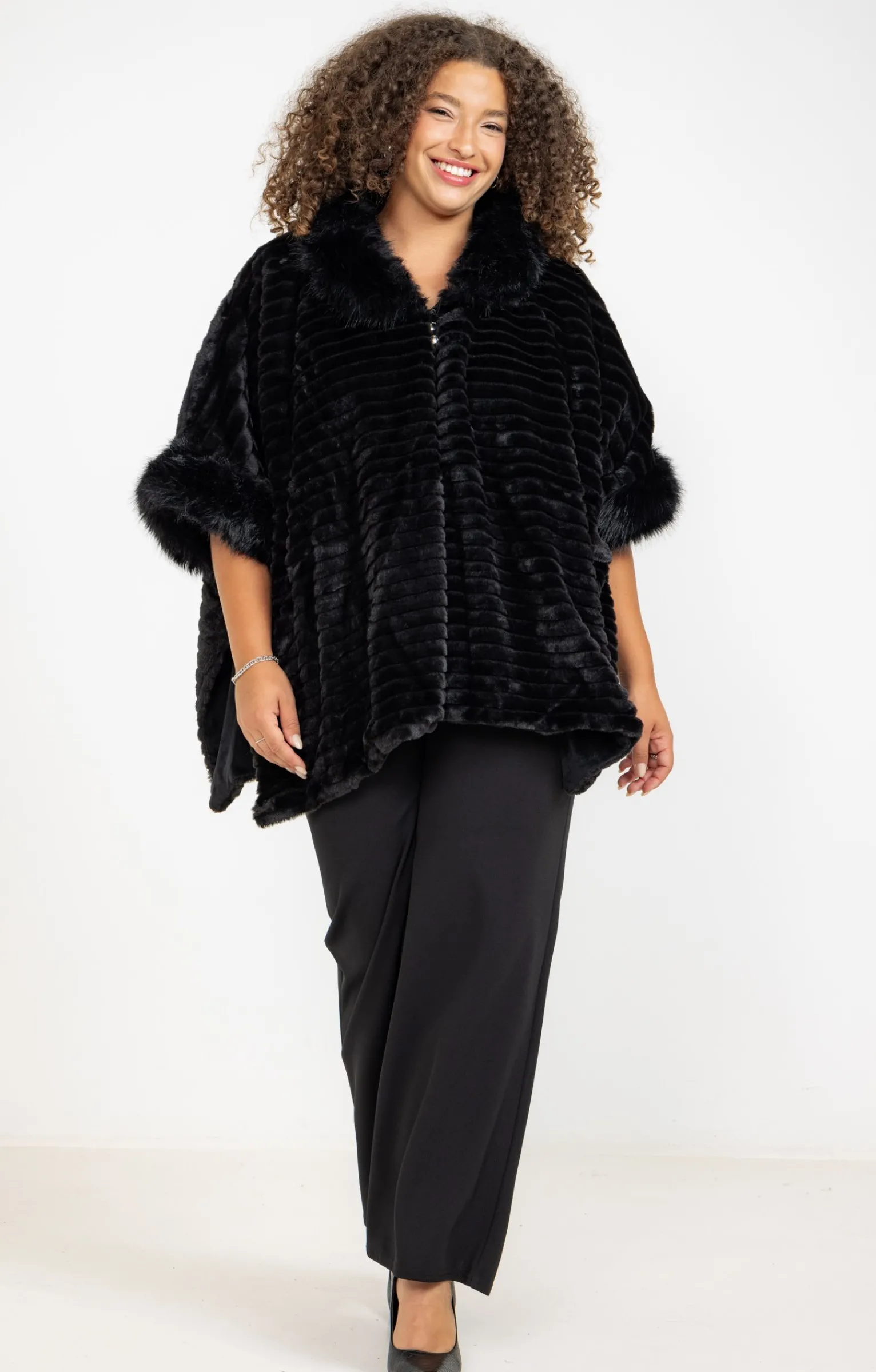 Toscane Boutique Accessoires|Poncho doux fausse fourrure NOIR