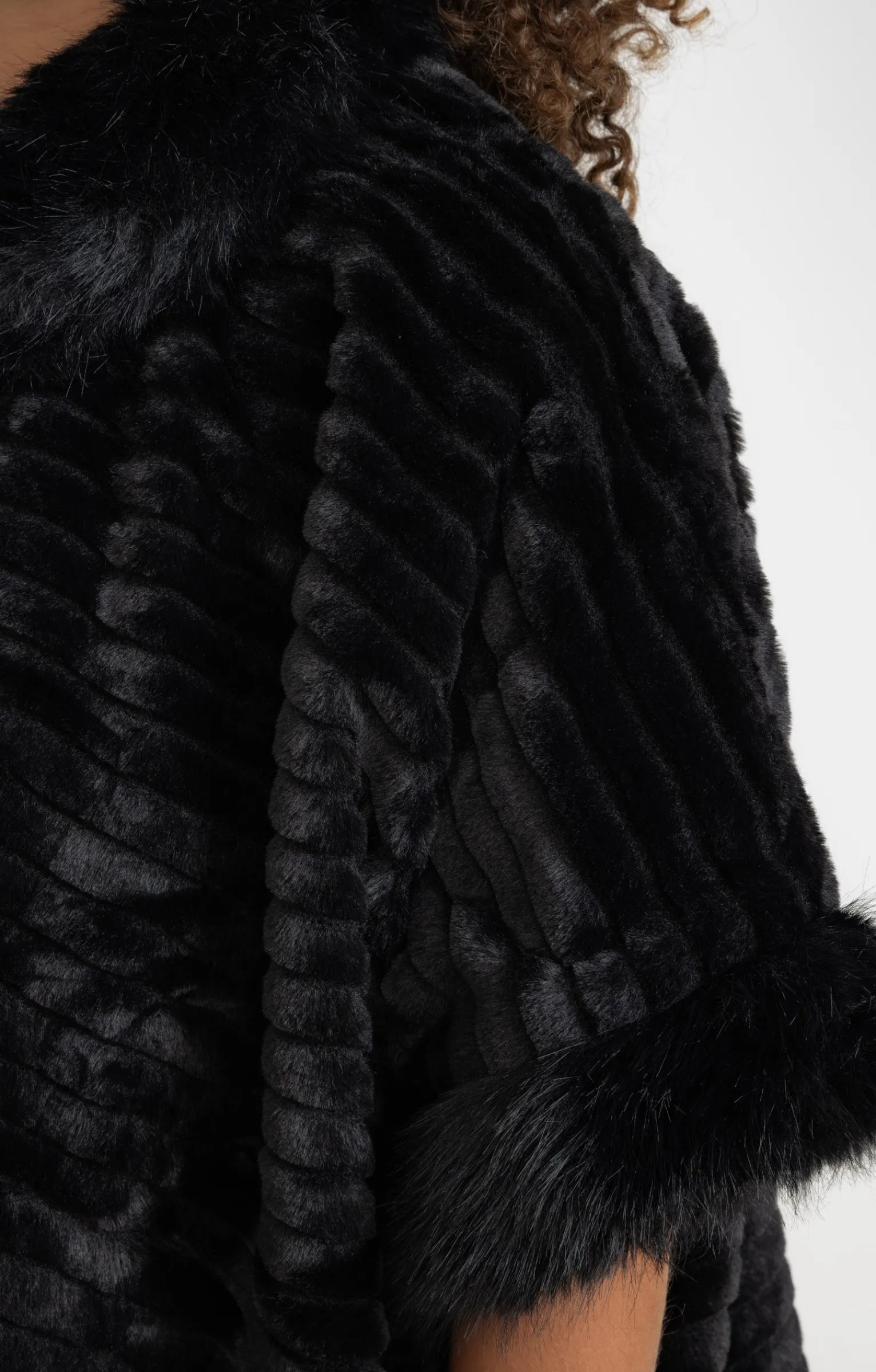 Toscane Boutique Accessoires|Poncho doux fausse fourrure NOIR