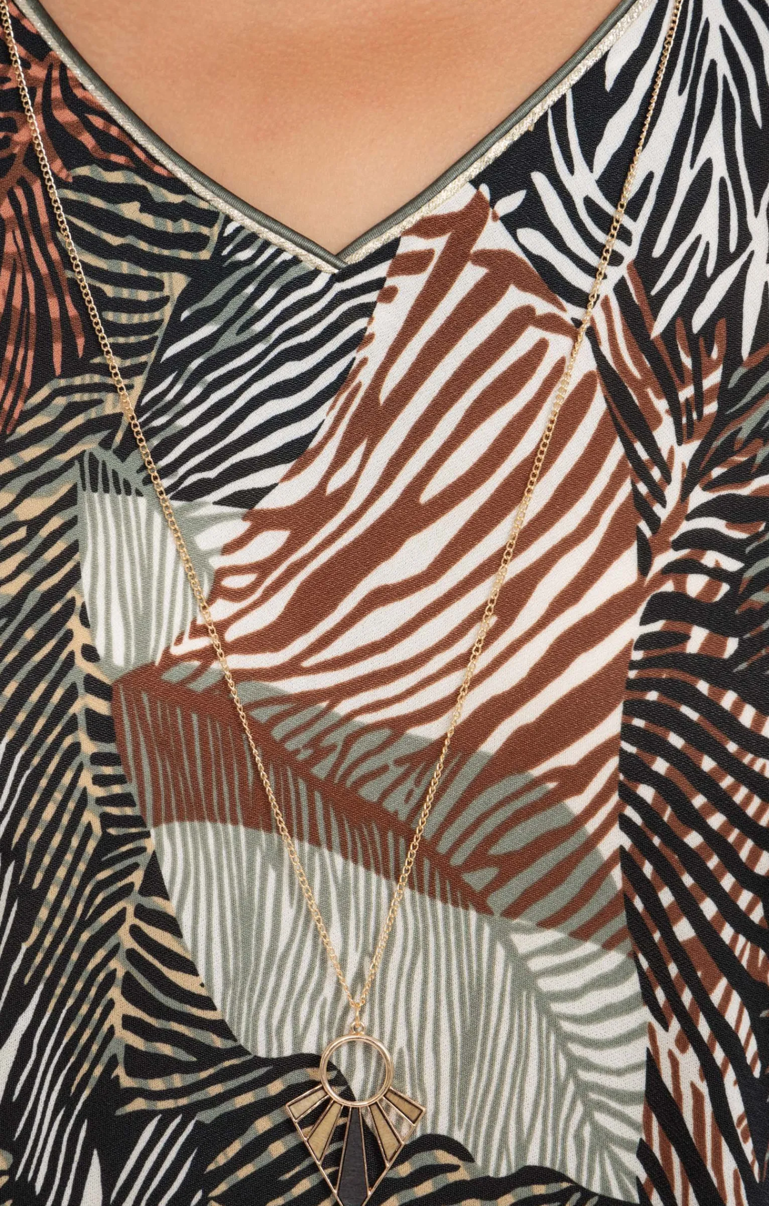 Toscane Boutique Tee-shirts|Tee-shirt imprimé végétal et collier KAKI